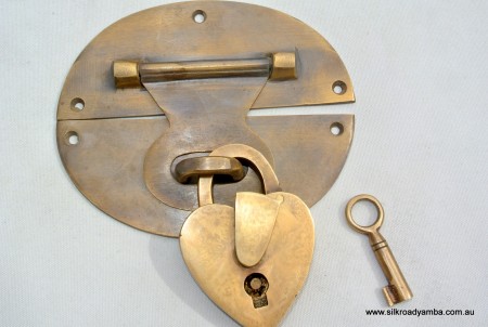 blanket trunk box brass fittings Back plate lock & brass love heart pad lock 5"