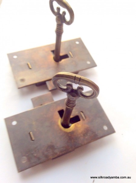 2 x flush locks Vintage stye antique look solid heavy brass aged 2 key lock works 2.1