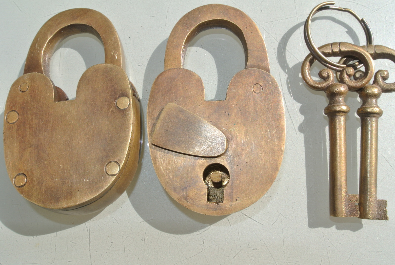 Aged old  stye antique look Padlock solid brass keys heavy lock works 7.5 cm B 