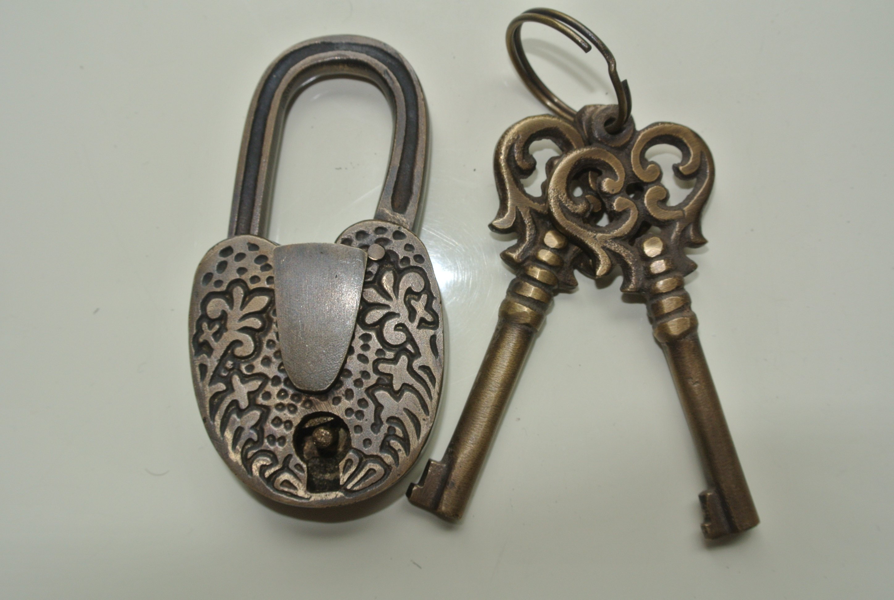 Aged old  stye antique look Padlock solid brass keys heavy lock works 7.5 cm B 